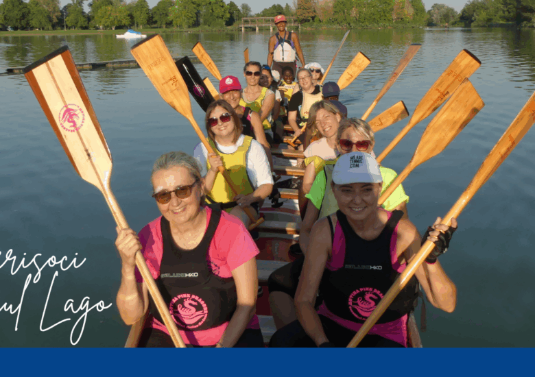 Foto di gruppo di donne su una canoa durante una pagaiata dell'Associazione Canottieri Mutina di Campogalliano di Modena