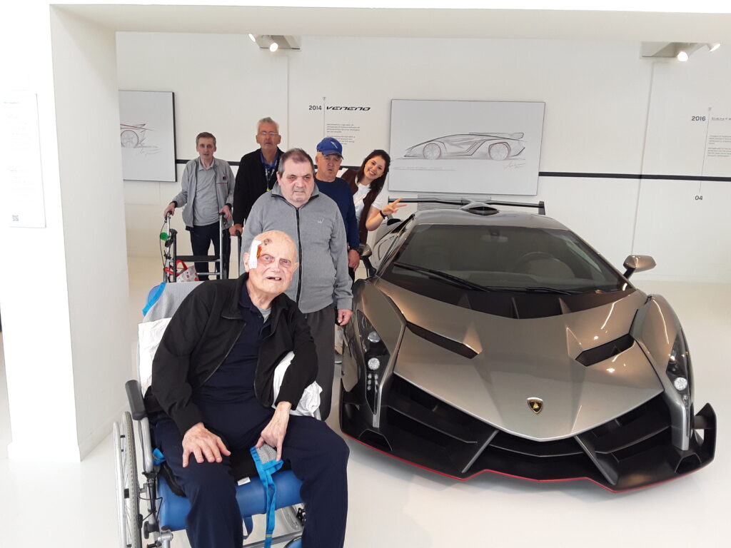 foto di alcuni utenti della CRA Parco della Graziosa con auto esposte al Museo della Lamborghini di Bologna