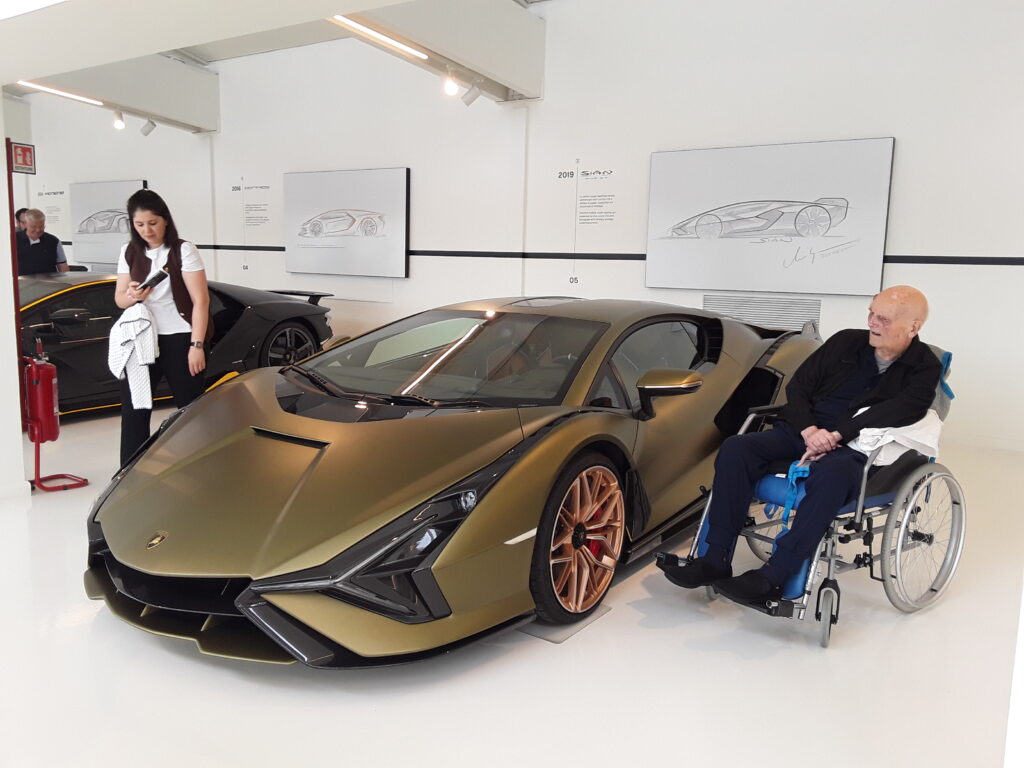 foto di alcuni utenti della CRA Parco della Graziosa con auto esposte al Museo della Lamborghini di Bologna