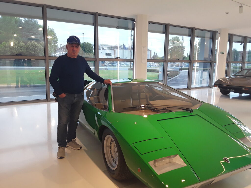 foto di alcuni utenti della CRA Parco della Graziosa con auto esposte al Museo della Lamborghini di Bologna