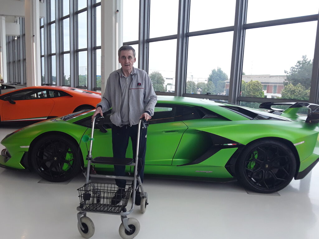 foto di alcuni utenti della CRA Parco della Graziosa con auto esposte al Museo della Lamborghini di Bologna