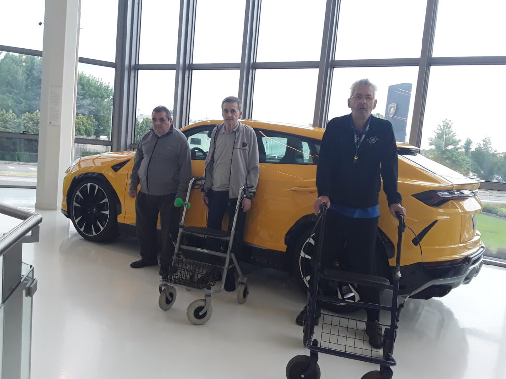 foto di alcuni utenti della CRA Parco della Graziosa con auto esposte al Museo della Lamborghini di Bologna