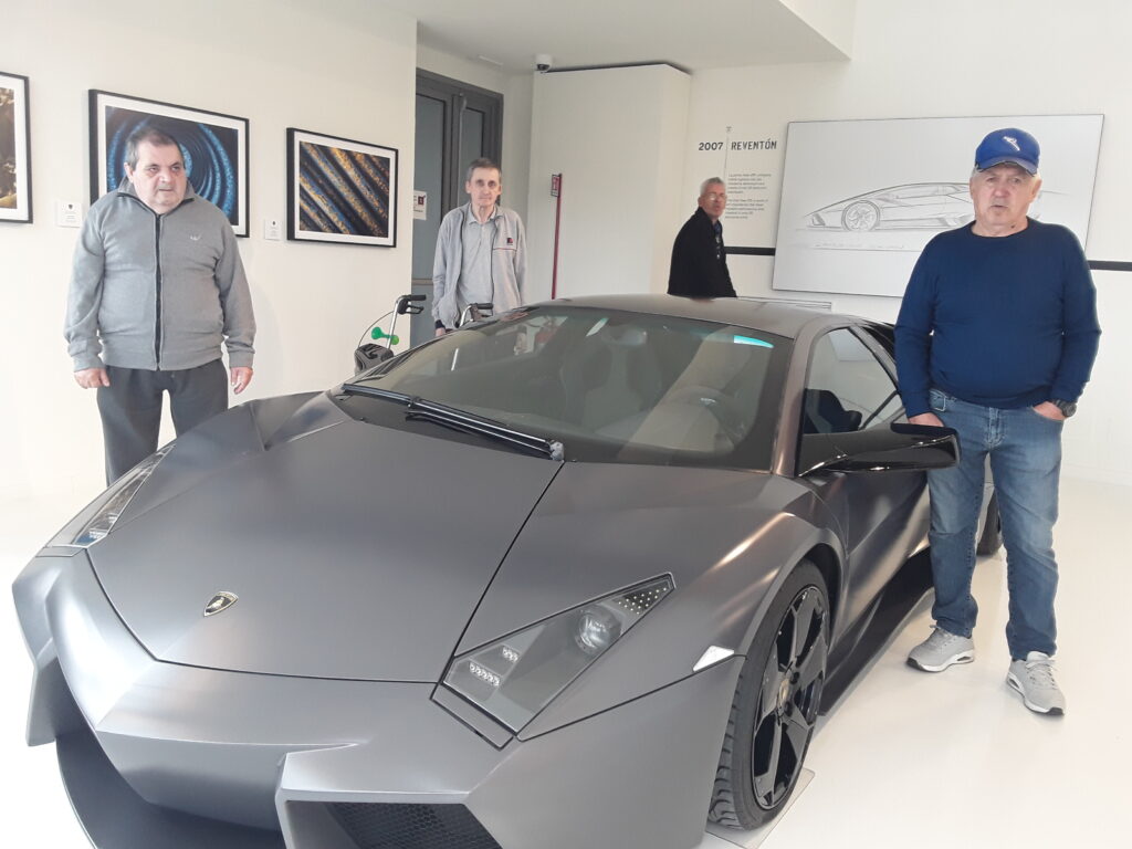 foto di alcuni utenti della CRA Parco della Graziosa con auto esposte al Museo della Lamborghini di Bologna