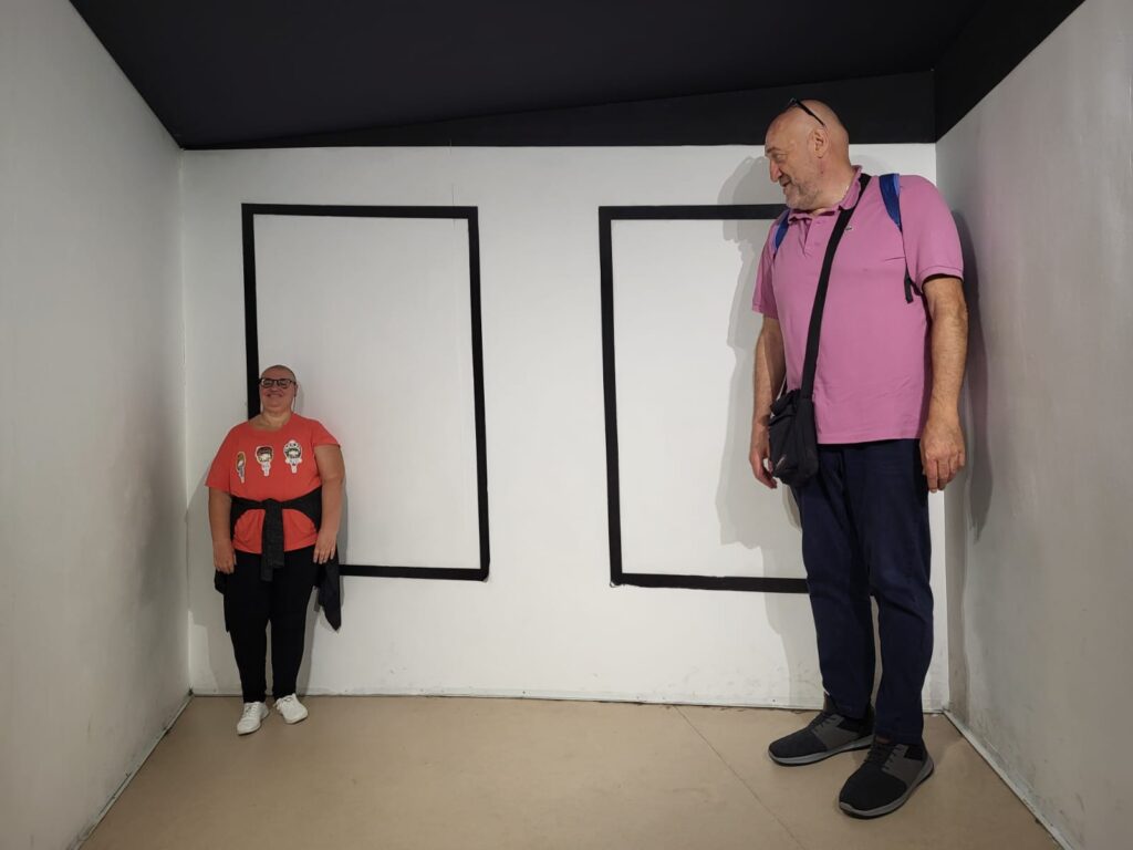 alcuni momenti della visita al Museo delle illusioni di Bologna del CSRD I Tigli dove si vedono gli utenti che si fanno le foto nei diversi allestimenti con illusioni ottiche e ambientazioni divertenti e dinamiche