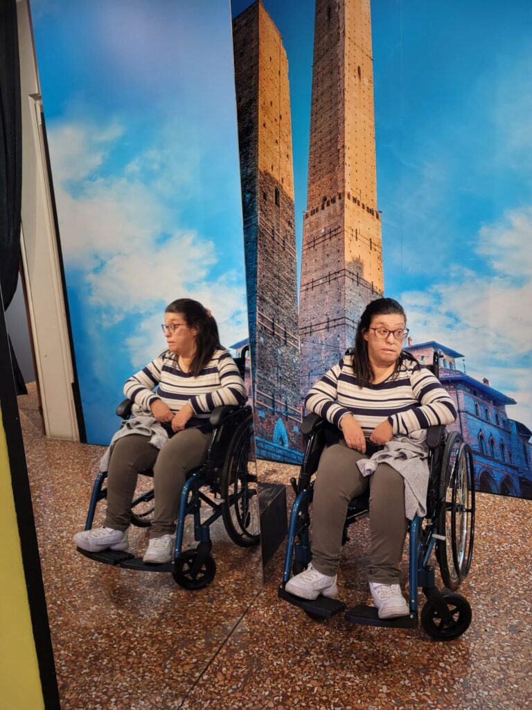 alcuni momenti della visita al Museo delle illusioni di Bologna del CSRD I Tigli dove si vedono gli utenti che si fanno le foto nei diversi allestimenti con illusioni ottiche e ambientazioni divertenti e dinamiche