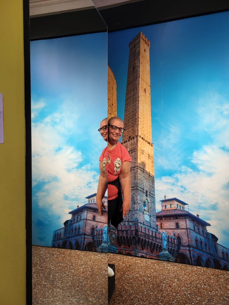 alcuni momenti della visita al Museo delle illusioni di Bologna del CSRD I Tigli dove si vedono gli utenti che si fanno le foto nei diversi allestimenti con illusioni ottiche e ambientazioni divertenti e dinamiche