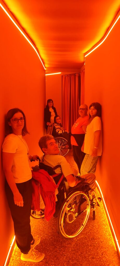 alcuni momenti della visita al Museo delle illusioni di Bologna del CSRD I Tigli dove si vedono gli utenti che si fanno le foto nei diversi allestimenti con illusioni ottiche e ambientazioni divertenti e dinamiche