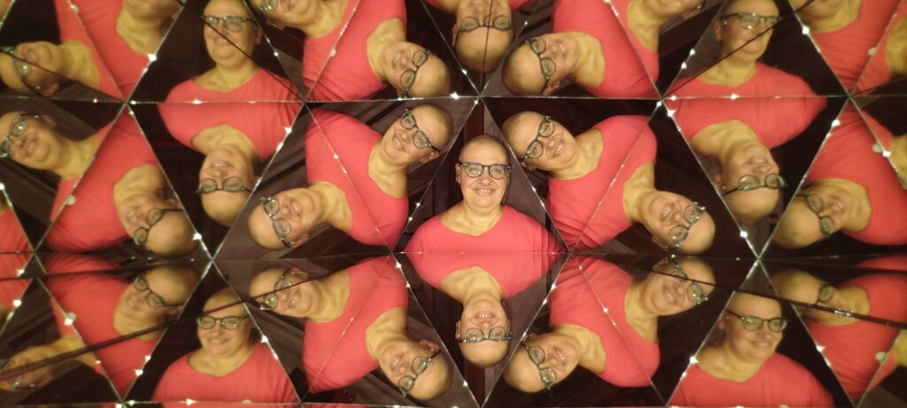 alcuni momenti della visita al Museo delle illusioni di Bologna del CSRD I Tigli dove si vedono gli utenti che si fanno le foto nei diversi allestimenti con illusioni ottiche e ambientazioni divertenti e dinamiche