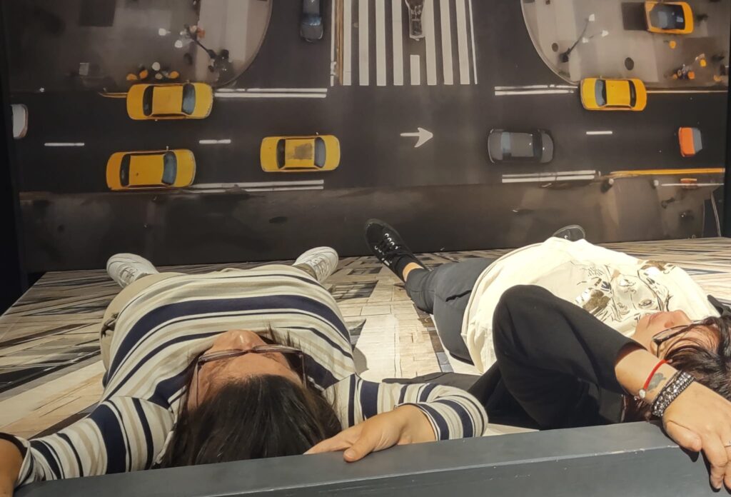 alcuni momenti della visita al Museo delle illusioni di Bologna del CSRD I Tigli dove si vedono gli utenti che si fanno le foto nei diversi allestimenti con illusioni ottiche e ambientazioni divertenti e dinamiche