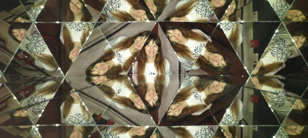 alcuni momenti della visita al Museo delle illusioni di Bologna del CSRD I Tigli dove si vedono gli utenti che si fanno le foto nei diversi allestimenti con illusioni ottiche e ambientazioni divertenti e dinamiche