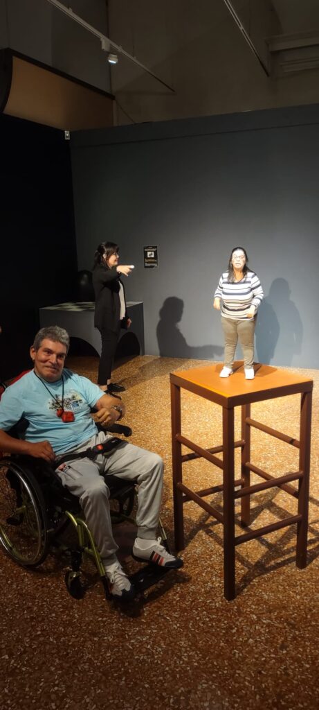 alcuni momenti della visita al Museo delle illusioni di Bologna del CSRD I Tigli dove si vedono gli utenti che si fanno le foto nei diversi allestimenti con illusioni ottiche e ambientazioni divertenti e dinamiche