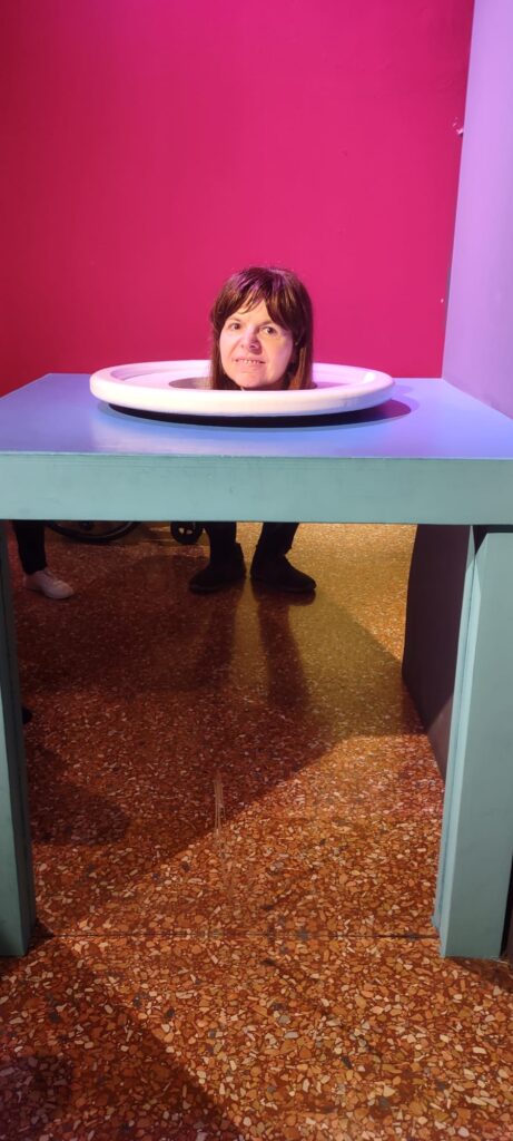 alcuni momenti della visita al Museo delle illusioni di Bologna del CSRD I Tigli dove si vedono gli utenti che si fanno le foto nei diversi allestimenti con illusioni ottiche e ambientazioni divertenti e dinamiche