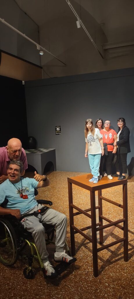 alcuni momenti della visita al Museo delle illusioni di Bologna del CSRD I Tigli dove si vedono gli utenti che si fanno le foto nei diversi allestimenti con illusioni ottiche e ambientazioni divertenti e dinamiche