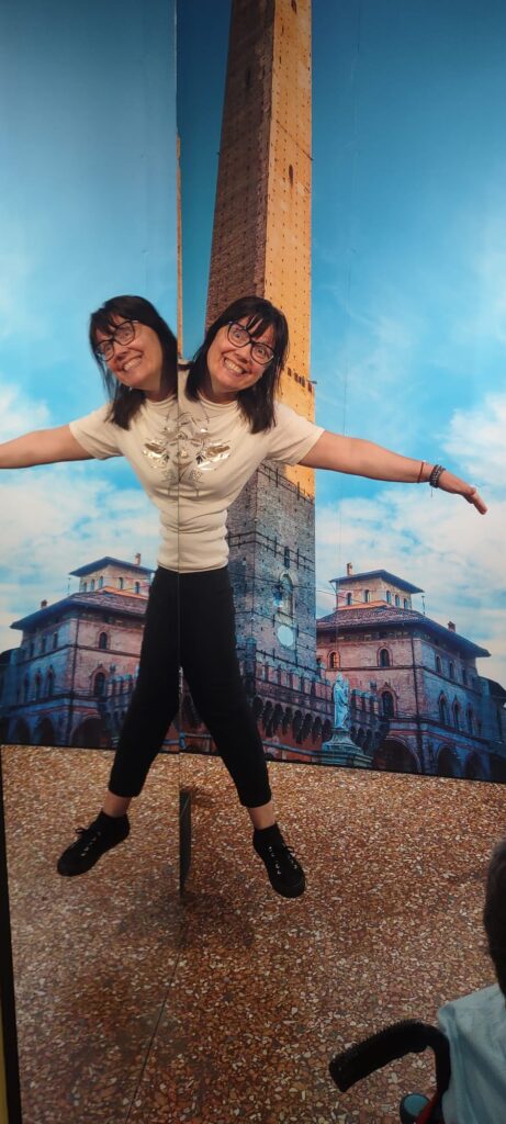 alcuni momenti della visita al Museo delle illusioni di Bologna del CSRD I Tigli dove si vedono gli utenti che si fanno le foto nei diversi allestimenti con illusioni ottiche e ambientazioni divertenti e dinamiche
