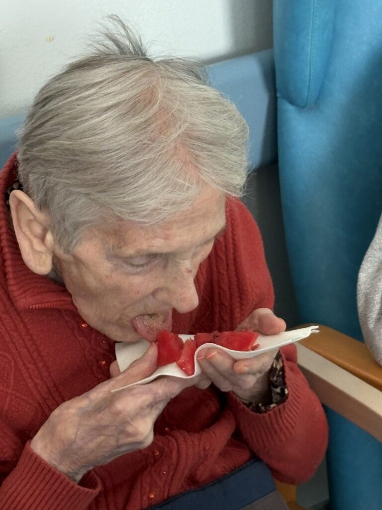 ospiti cra villa richeldi che fanno merenda con cocomerata_agosto 2025