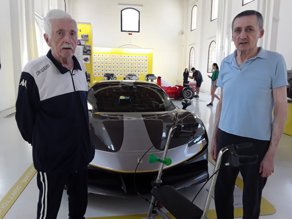 visita cra Parco della Graziosa al museo ferrari: ospiti e motori ritratti in diverse pose e con diversi modelli