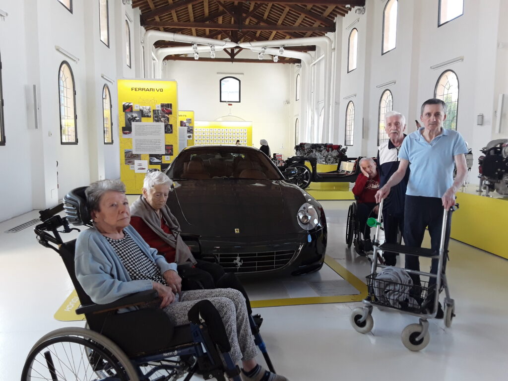 visita cra Parco della Graziosa al museo ferrari: ospiti e motori ritratti in diverse pose e con diversi modelli