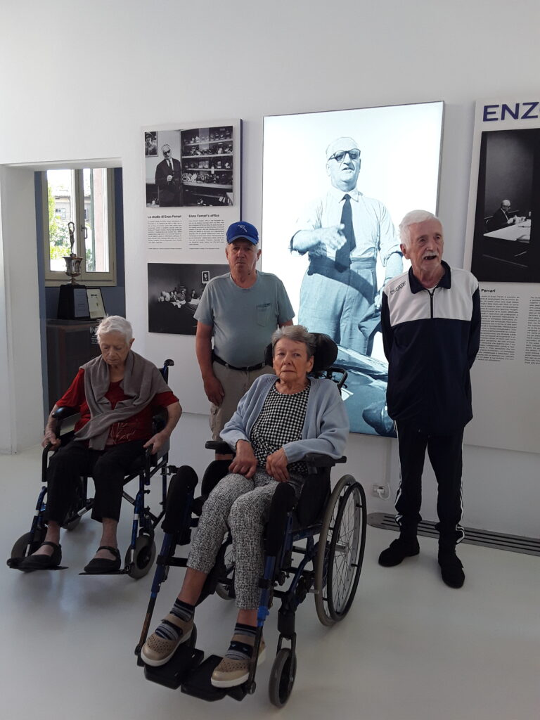 visita cra Parco della Graziosa al museo ferrari: ospiti e motori ritratti in diverse pose e con diversi modelli