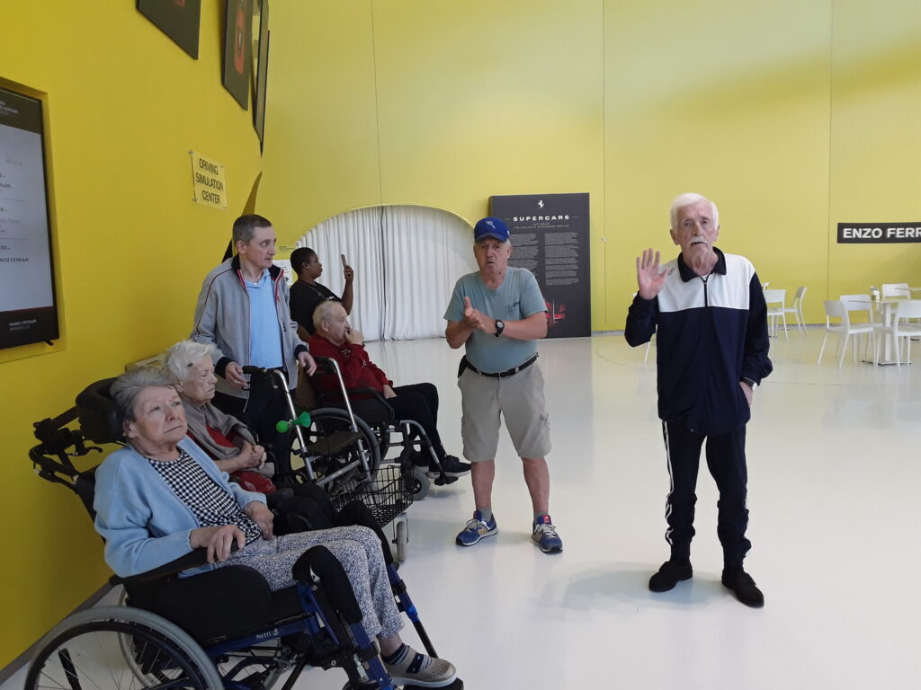 visita cra Parco della Graziosa al museo ferrari: ospiti e motori ritratti in diverse pose e con diversi modelli
