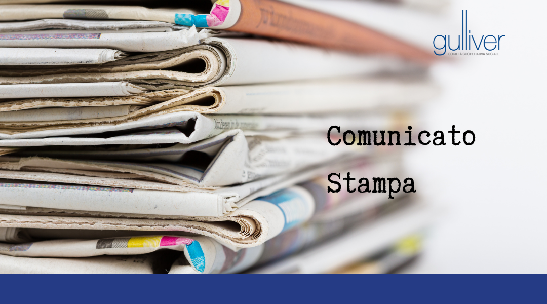 Locandina Comunicato Stampa generale: sulla sinistra una pila di giornali cartacei e sulla destra logo aziendale e titolo Comunicato Stampa