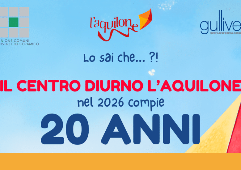 Volantino del 20° anniversario del Centro Diurno L'Aquilone di Casinalbo di Formigine. Sfondo cielo azzurro con un grande aquilone colorato e la scritta "Lo sai che... ?! Il Centro Diurno L'Aquilone nel 2026 compie 20 anni. Vent'anni di storie, persone, esperienze... per volare in alto!". Invito al festeggiamento per mercoledì 28 ottobre dalle 17:00 alle 19:00 in via A. Fiori 8/b. Loghi di Gulliver Cooperativa Sociale e Unione Comuni Distretto Ceramico.